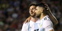Messi e Agüero comemoram um dos gols da Argentina na goleada na Bombonera  Foto: Marcos Brindicci / Reuters