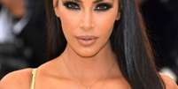 Kim Kardashian fala quais são os 5 itens de mauiagem indispensáveis em sua rotina de cuidados com a pele!  Foto: Getty Images / PurePeople