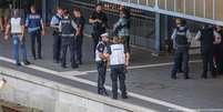 Policiais e testemunhas na estação central de Flensburg, no norte da Alemanha  Foto: DW / Deutsche Welle