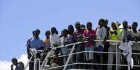 Desembarque de migrantes forçados em Salerno, na Itália  Foto: ANSA / Ansa - Brasil