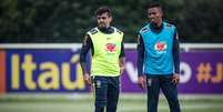 Fagner e Gabriel Jesus durante o terceiro treino da Seleção Brasileira em Londres.  Foto: Pedro Martins / MoWA Press
