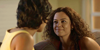 Selma (Carol Fazu) quer abandonar o marido para viver livremente sua paixão por Maura (Nanda Costa).  Foto: Divulgação/TV Globo 