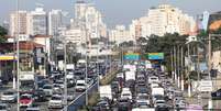 Trânsito na Avenida Moreira Guimarães, zona sul de São Paulo (SP), na manhã desta quarta-feira (30).  Foto: Renato S. Cerqueira/Futura Press