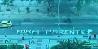Protesto contra o presidente da Petrobras, Pedro Parente, na rua em frente à sede da empresa, no Rio. A pichação foi apagada após poucas horas. Imagem feita de dentro da sede da petroleira por um funcionário e enviada à BBC Brasil  Foto: BBC Brasil / BBC News Brasil