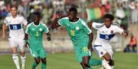 Jogadores de Senegal e Luxemburgo durante amistoso nesta quinta-feira (31)  Foto: Reuters