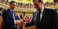 Socialista Pedro Sánchez cumprimenta Mariano Rajoy após votação que determinou troca de poder na Espanha  Foto: Reuters / BBC News Brasil