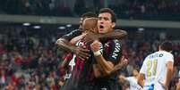 Thiago Heleno, jogador do Atl&eacute;tico-PR comemora seu gol com jogadores do seu time durante partida contra o Santos no estadio Arena da Baixada pelo campeonato Brasileiro A 2018.   Foto: Jason Silva/ Agif/Gazeta Press