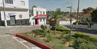 Na ag&ecirc;ncia do Santander, na Pra&ccedil;a Ajudante Braga, os assaltantes explodiram os caixas, mas n&atilde;o conseguiram acesso ao dinheiro  Foto: Reprodu&ccedil;&atilde;o Google Street View / Estad&atilde;o