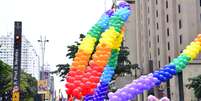 A multidão, fantasiada, com coroas com as cores do arco-íris e fantasias de Carnaval, se amontoa ao redor dos 18 trios elétricos enfileirados pela avenida  Foto: Futura Press
