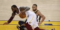 Lebron e Curry caem em lance do segundo jogo das finais da NBA  Foto: Cary Edmondson/USA TODAY Sports / Reuters