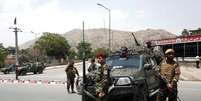 Policiais chegam ao local do ataque em Cabul, no Afeganistão  Foto: Omar Sobhani / Reuters