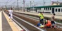 Jovem faz selfie enquanto mulher ferida por trem é socorrida na Itália  Foto: ANSA / Ansa - Brasil