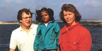 Kiran e os pais adotivos: Apesar de infância descrita como feliz, indiana sentia que faltava algo em sua vida  Foto: Kiran Gustafsson / BBC News Brasil