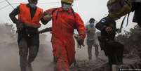 Bombeiros e policiais tiveram de interromper resgate devido à fumaça e às cinzas expelidas pelo vulcão  Foto: DW / Deutsche Welle