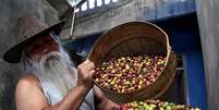 Trabalhador manuseando grãos de café arábica
11/07/2017
REUTERS/Aditya Pradana Putra   Foto: Aditya Pradana Putra  / Reuters