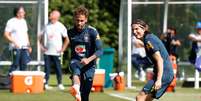 Neymar e Filipe Luis em treino da Sele&ccedil;&atilde;o Brasileira hoje no CT do Tottenham   Foto: Matthew Childs / Reuters