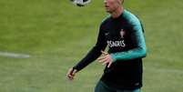 Cristiano Ronaldo durante treino da seleção portuguesa  Foto: Reuters