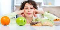 Mesa com frutas e guloseimas  Foto: Shutterstock / TudoGostoso