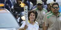 Maria Esther Bueno durante o revezamento da Tocha Olímpica em São Paulo (SP).   Foto: Nelson Antoine/FramePhoto/Gazeta Press