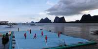 Crian&ccedil;as jogam futebol em campo flutuante no vilarejo de Ko Panyi, na Tail&acirc;ndia 20/05/2018 REUTERS/Soe Zeya Tun  Foto: Reuters
