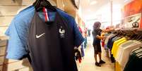 Camisas da seleção francesa são vistas em loja em Marselha, na França 08/06/2018  REUTERS/Jean-Paul Pelissier  Foto: Reuters