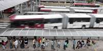 Passageiros fazem fila em terminal de ônibus em São Paulo  Foto: Paulo Whitaker / Reuters