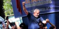 Ex-presidente Luiz Inácio Lula da Silva é carregado por simpatizantes em São Bernardo do Campo
07/04/2018 REUTERS/Leonardo Benassatto  Foto: Reuters