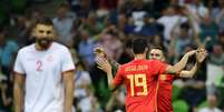 Aspas comemora com Diego Costa o seu gol sobre a Tunísia (Foto: Pierre-Philippe Marcou / AFP)  Foto: Lance!