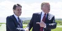 Giuseppe Conte cumprimenta Donald Trump durante o G7  Foto: EPA / Ansa - Brasil