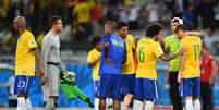 Jogadores consolam uns aos outros após a derrota por 7 x 1 para a Alemanha na semi-final da Copa de 2014  Foto: Laurence Griffiths / Getty Images