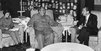 Em 1972, o líder americano Richard Nixon ( à dir.) foi à China se reunir com Mao Tsé-tung e tentar retomar as relações entre os dois países  Foto: Getty Images / BBC News Brasil