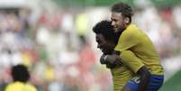 Neymar comemorou com Willian durante a vitória da Seleção (Foto: André Mourão/MoWA Press)  Foto: Lance!