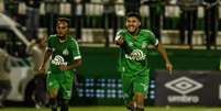  Bruno Silva (D), jogador da Chapecoense, comemora seu gol durante partida contra o Cruzeiro  Foto: Ricardo Luis Artifon/ Agif / Gazeta Press