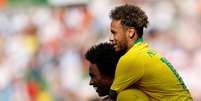 Neymar e Willian festejam mais uma boa atuação sob o comando de Tite  Foto: Reuters