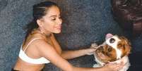 Anitta ao lado de seu cão.  Foto: Instagram / @anitta / Estadão