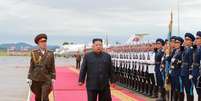 O líder norte-coreano, Kim Jong-un, em revista a guardas  Foto: KCNA / via Reuters