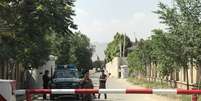 Polícia afegã fecha a rua onde ocorreu o atentado em Cabul  Foto: Mohammad Ismail / Reuters
