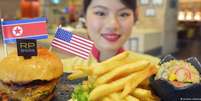Garçonete de restaurante em Cingapura mostra hambúrguer especial criado por ocasião do encontro Kim-Trump   Foto: DW / Deutsche Welle