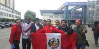 Torcedores Peruanos posam com a bandeira do país na enstrada da Arena Khimki (Carlos Alberto Vieira)  Foto: Lance!