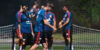 Piqué deixa o treino mais cedo nesta segunda-feira (Foto: Pierre-Philippe Marcou / AFP)  Foto: Lance!