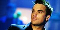 Robbie Williams estará ao lado da artista local Aida Garifullina (Foto: Divulgação)  Foto: Lance!