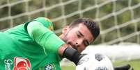Goleiro Alisson quer decidir o futuro antes da Copa do Mundo  Foto: Lucas Figueiredo / CBF