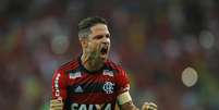 O meio-campo do Flamengo, Diego, comemora o primeiro gol do time rubro-negro contra o Paran&aacute; no Maracan&atilde;  Foto: Marcelo de Jesus/FramePhoto / Gazeta Press