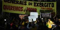 Manifestantes pedem intervenção militar durante ato na Esplanada dos Ministérios, em Brasília, no dia 28 de maio  Foto: Mateus Bonomi/Agif / Estadão Conteúdo