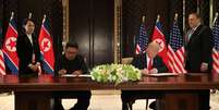 Após quase cinco horas de um encontro histórico nesta terça-feira, em Cingapura, o presidente dos Estados Unidos, Donald Trump, e o líder da Coreia do Norte, Kim Jong-un, assinaram um documento no qual acordam  Foto: Reuters / BBC News Brasil