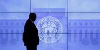 Homem passa por logo do Federal Reserve em Washington, Estados Unidos 16/03/2016 REUTERS/Kevin Lamarque  Foto: Reuters