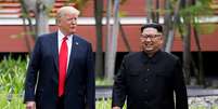 Presidente dos EUA, Donald Trump, e líder norte-coreano, Kim Jong Un, caminham após almoço em Cingapura 12/06/2018 REUTERS/Jonathan Ernst  Foto: Reuters