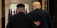 Presidente dos EUA, Donald Trump, e l&iacute;der da Coreia do Norte, Kim Jong Un, deixam local onde assinaram documentos
12/06/2018
REUTERS/Jonathan Ernst  Foto: Reuters