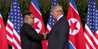 O presidente dos Estados Unidos, Donald Trump, e o líder da Coreia do Norte, Kim Jong Un, se cumprimentam em Cingapura
12/06/2018
REUTERS/Jonathan Ernst  Foto: Reuters