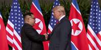 O presidente dos Estados Unidos, Donald Trump, e o l&iacute;der da Coreia do Norte, Kim Jong Un, se cumprimentam em Cingapura
12/06/2018
REUTERS/Jonathan Ernst  Foto: Reuters